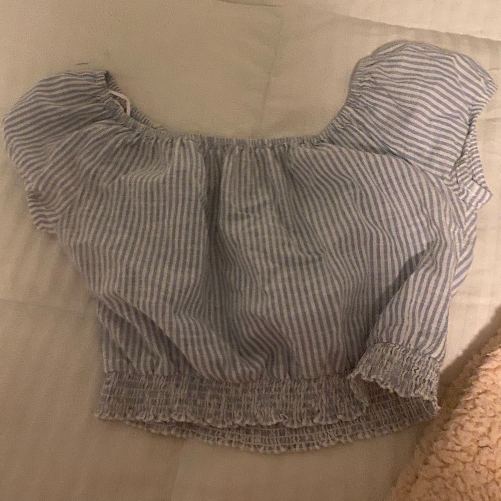 Blue puffy sleeved crop top